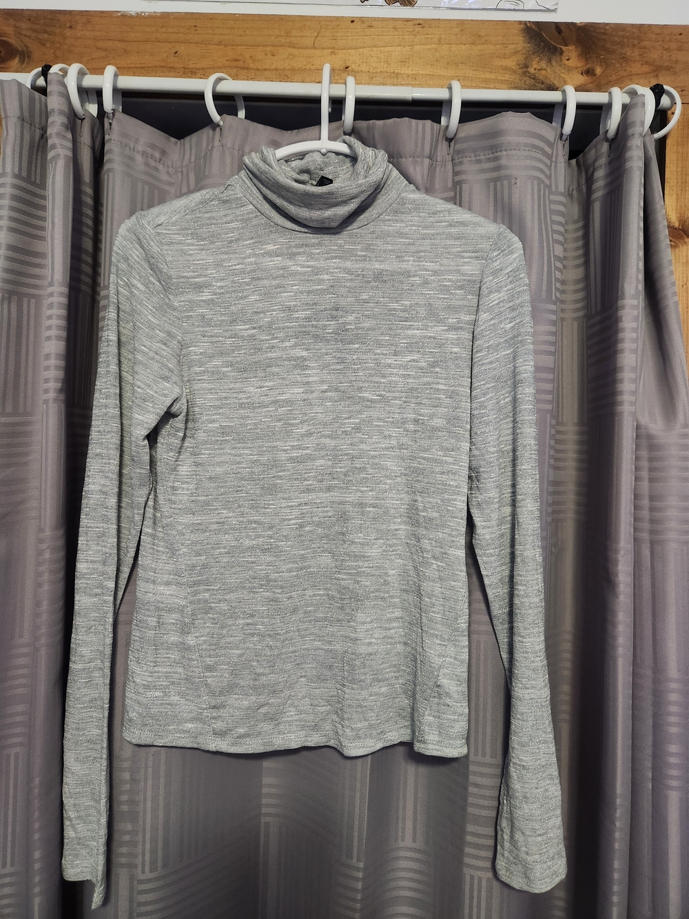 Universal Thread Sparkly Gray Long-Sleeve Turtleneck Top